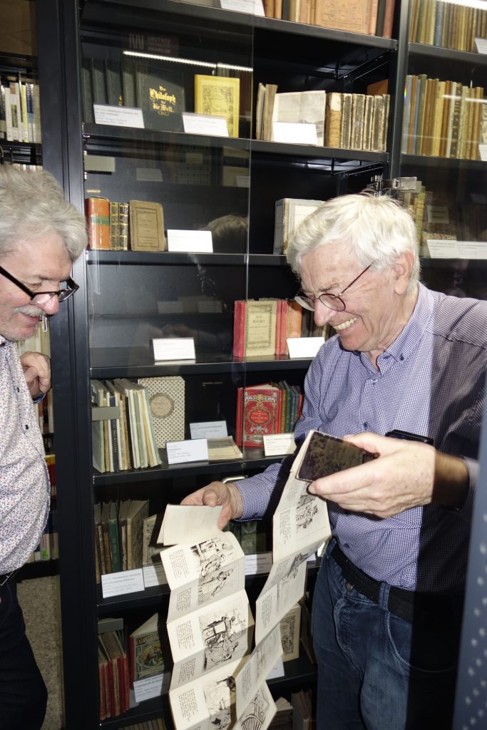Prof. Neumann (r.) und Pirckheimer Axel Behr freuen sich über das Exemplar der Fächer-Bibliothek. | © R. Wege